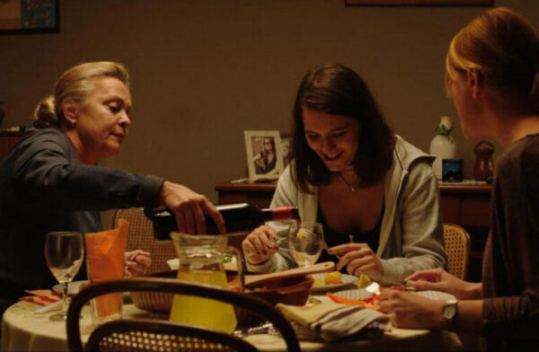 Una flor azul, tres generaciones de mujeres manteniéndose vivas.