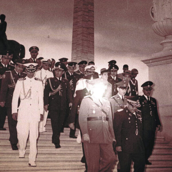 Bajo las Banderas del sol