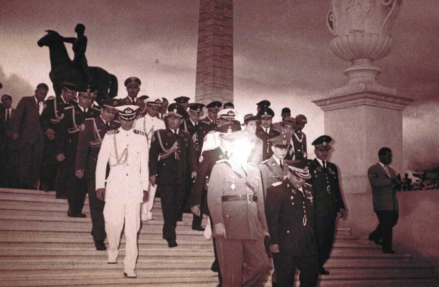 Bajo las Banderas del sol